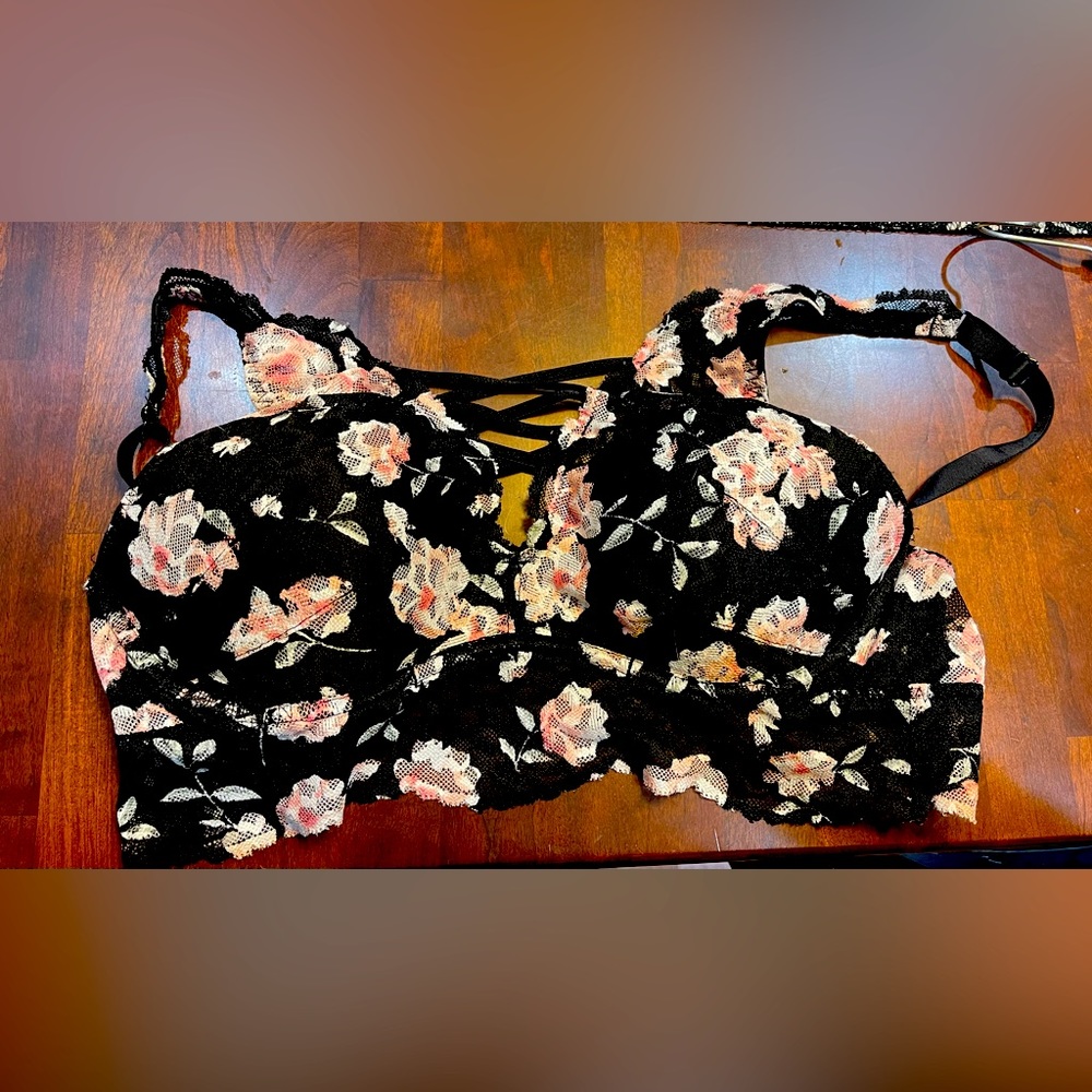 Victoria Secret PINK Bra. Black floral pattern Size Medium
